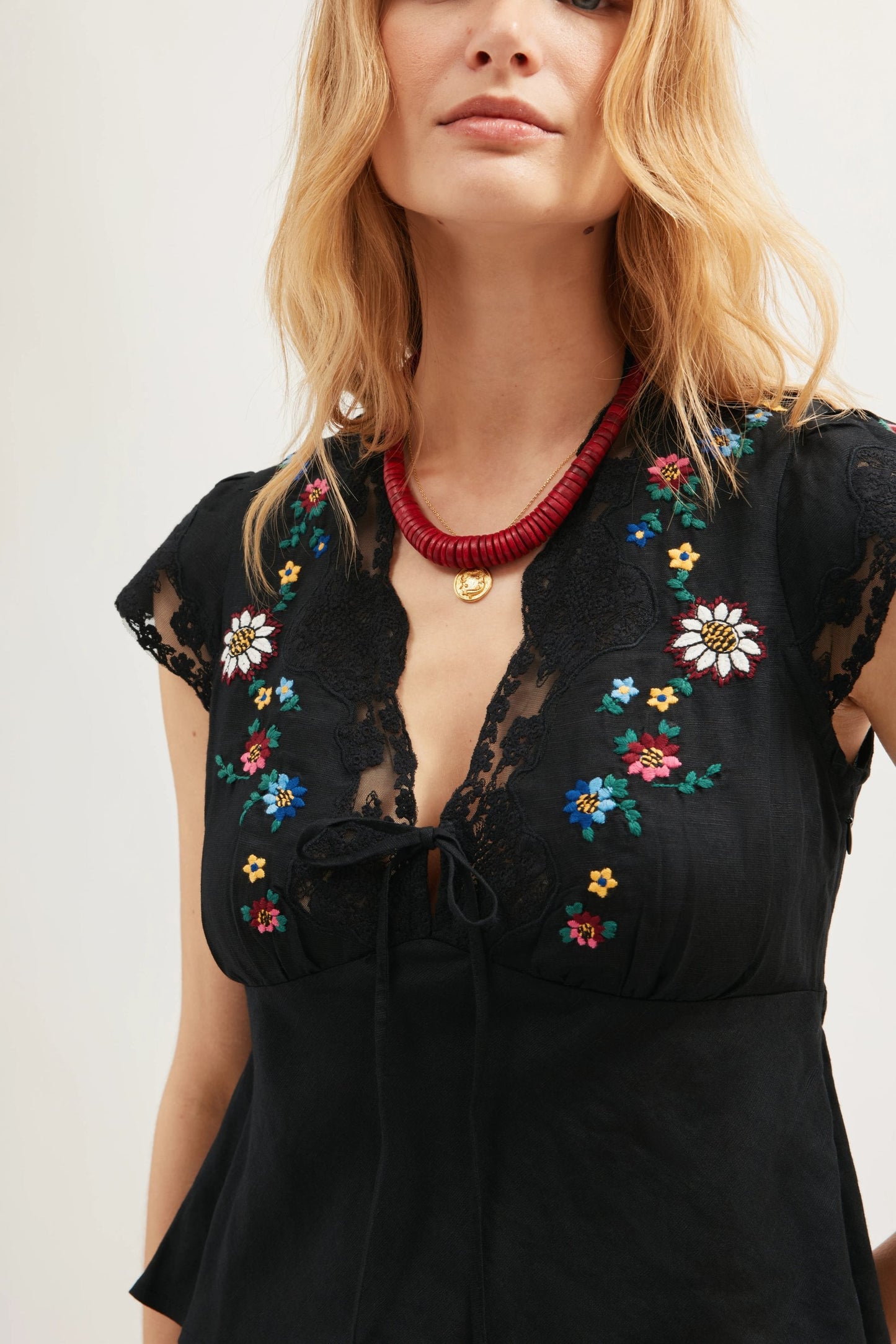 Elaine - Daisy Sun Embroidery Black