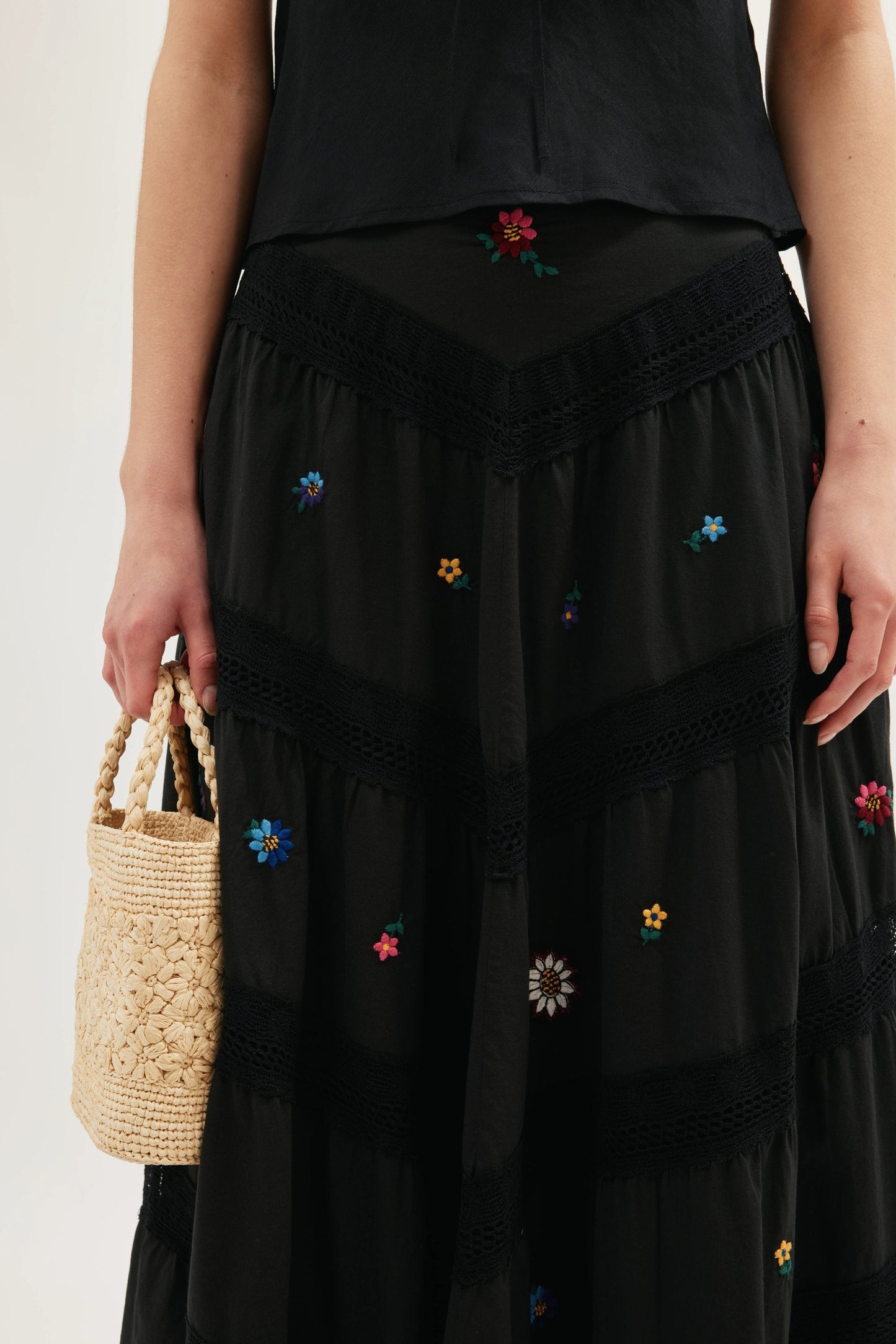 Sigrid  -  Daisy Sun Embroidery Black
